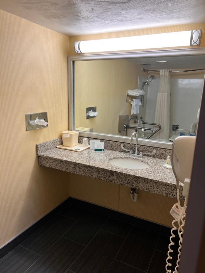Quality Inn Hermitage Экстерьер фото